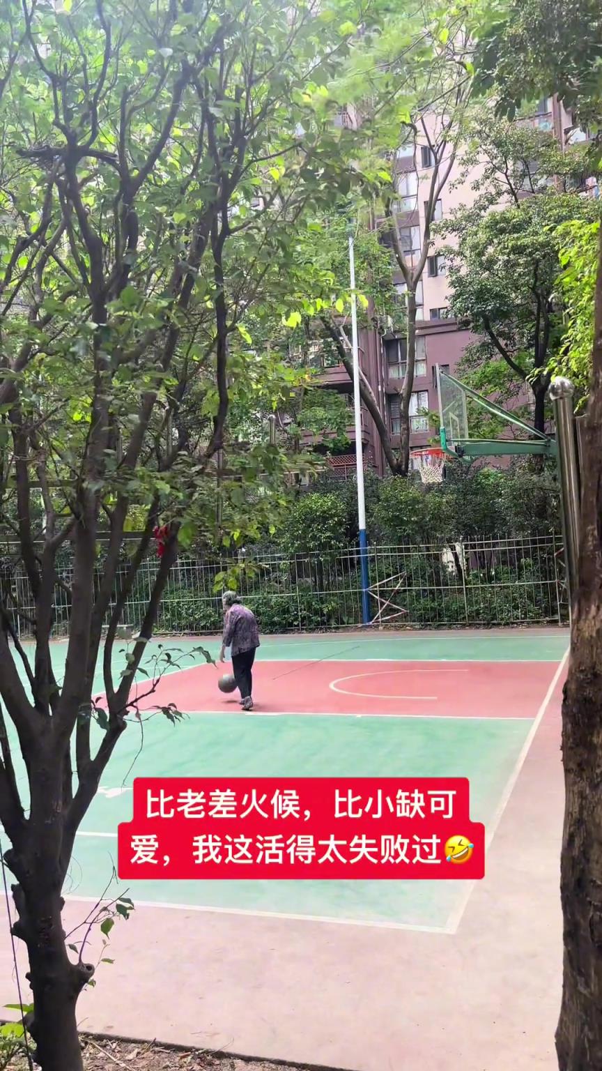 這阿婆單手一投一個(gè)準(zhǔn)，姜還是老的辣