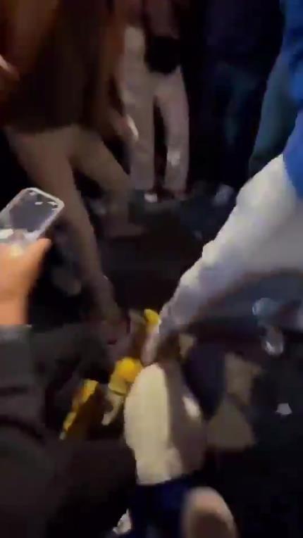 驚！尼克斯大勝步行者后，哈利伯頓遭主場(chǎng)球迷群毆