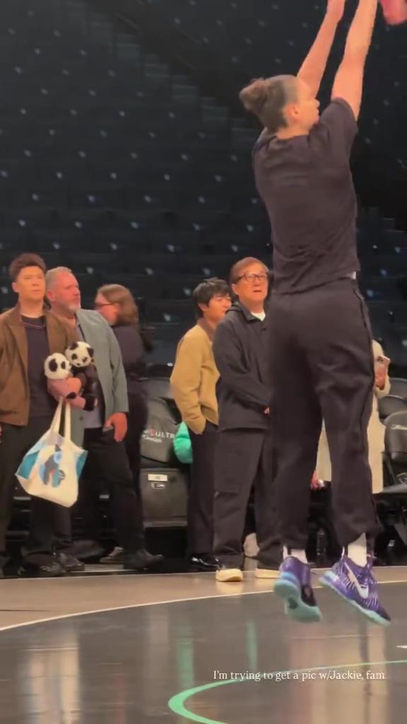 71歲成龍現(xiàn)身巴克萊中心看女籃比賽：她們投籃怎么那么準(zhǔn)！?。?>
                                <div   id=