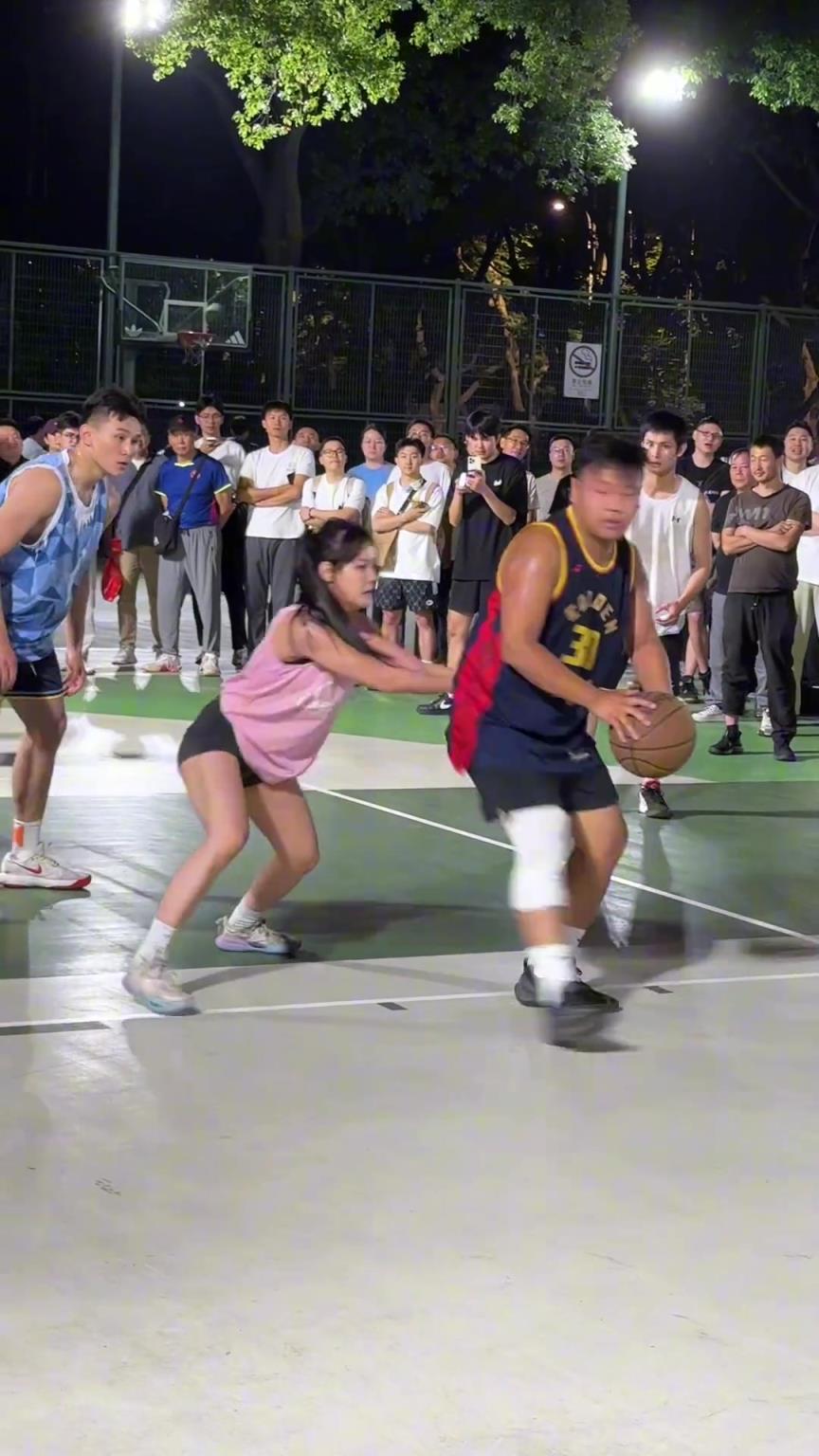 這哥們看見防自己的是女生，一個勁背打，球也不傳了